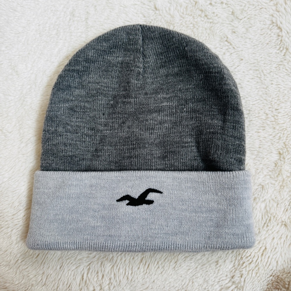 Soft two‑tone gray knit beanie with a fold‑over cuff and classic Hollister logo